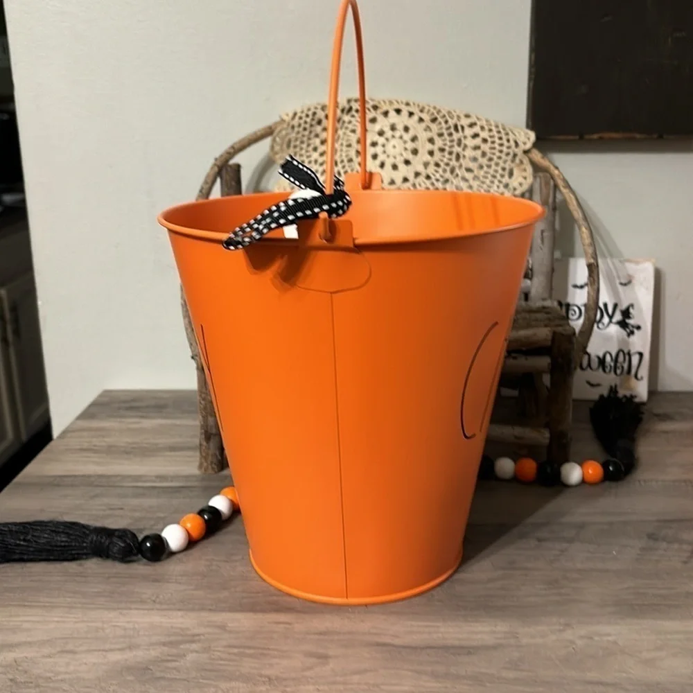 NEW Rae Dunn CANDY HALLOWEEN ORANGE METAL PAIL WITH HANDLE